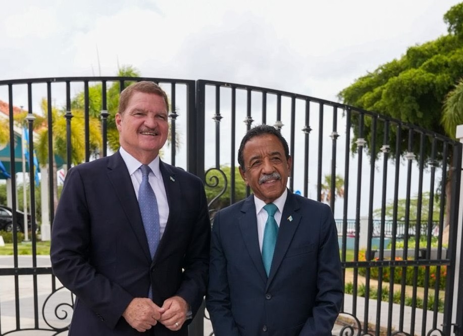 Prome Minister Mike Eman Contento Cu Huramentacion Di Minister Rene Herde