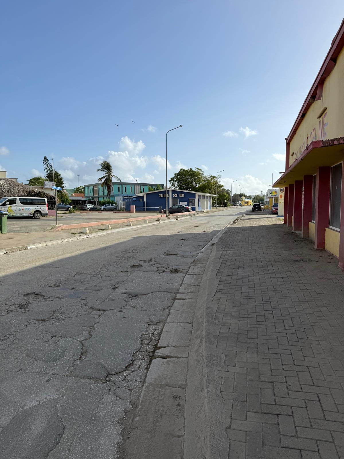 Asfaltlaag Op Kaya Simon Bolivar Vernieuwd Zonder Verkeershinde 161 Foto Kaya Simon Bolivar 1
