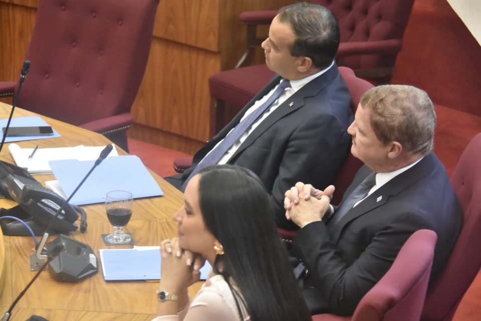 Gobierno Di Avp –Futuro No Solamente A Gana Su Parlamentarionan Y Pueblo Di Aruba Pero Hulanda Tambe