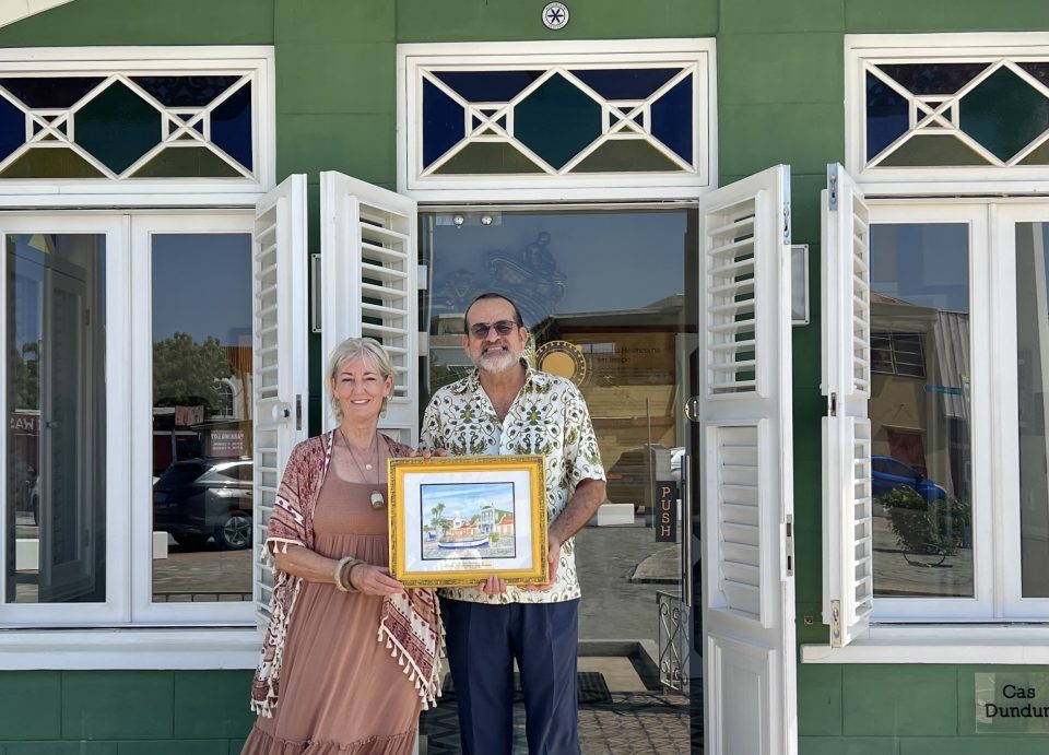 Leisa Collins Giving Award To Pancho Geerman Director Of National Archaeological Museum Aruba