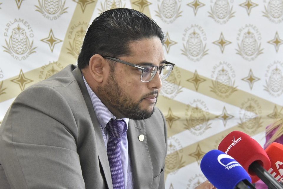 Parlamentario John Hart Ta Kere Cu Caso Lanoy Ta Biba Den Nos Comunidad Y Mester Haya Su Atencion