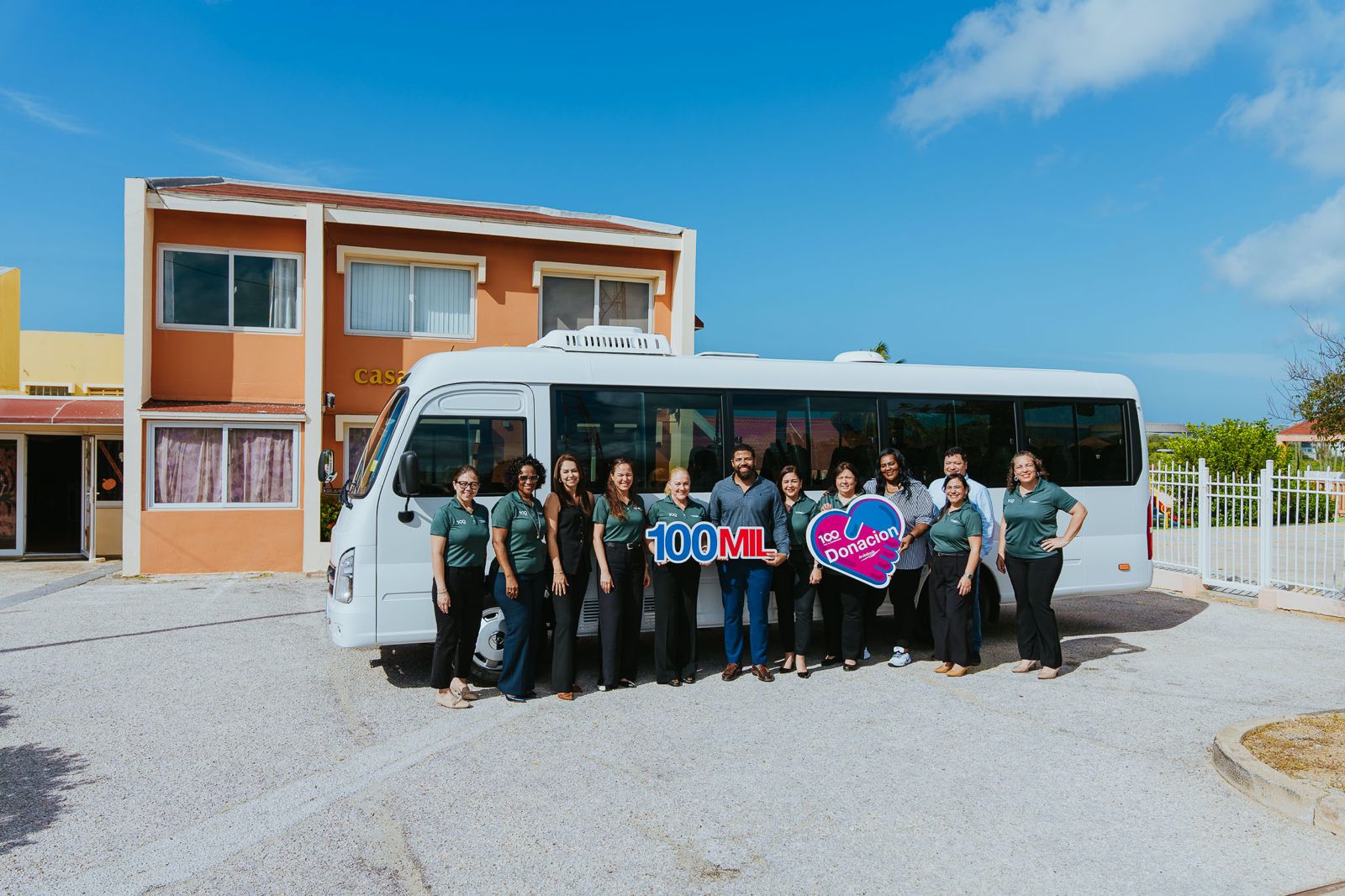 Aruba Bank Cu Donacion Di 100 Mil Florin Na Stichting Casa Cuna Progreso Pa Un Bus Nobo Di 15 Asiento 161 Whatsapp Image 2025 10 28 At 6.54.09 Pm 1