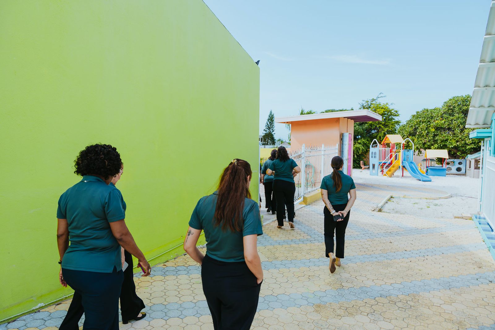 Aruba Bank Cu Donacion Di 100 Mil Florin Na Stichting Casa Cuna Progreso Pa Un Bus Nobo Di 15 Asiento 160 Whatsapp Image 2025 10 28 At 6.54.09 Pm 2