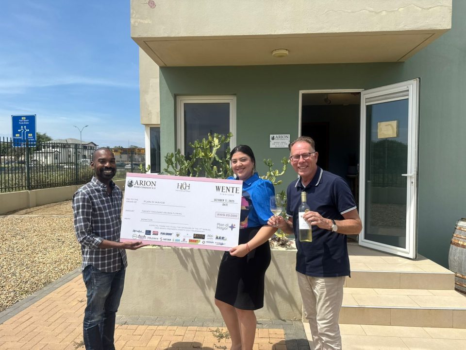 Cheque Hand Over To Plan Di Mayor