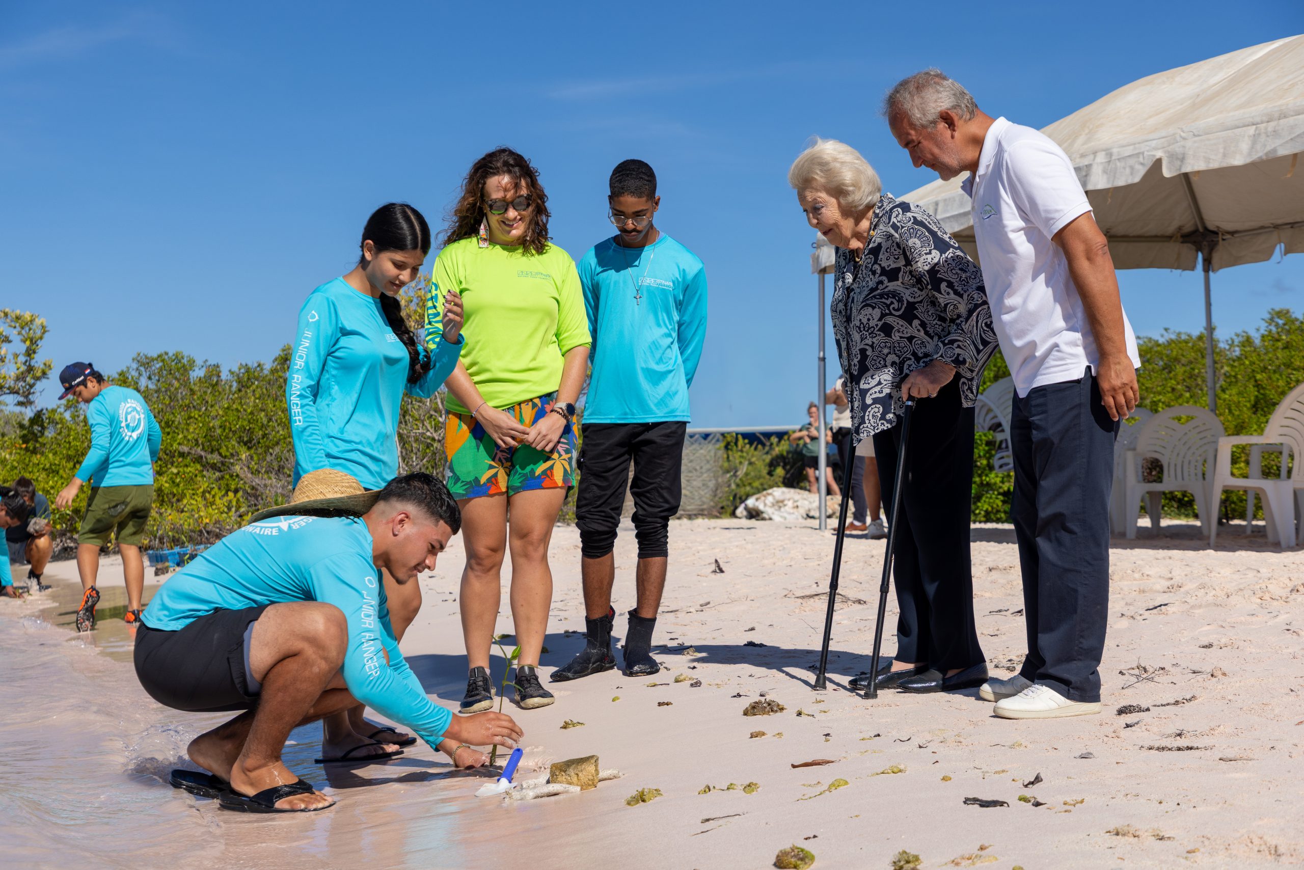 Princess Beatrix Highlights Nature Conservation And Community Initiatives On Bonaire And St. Eustatius 160 Princess Beatrix Planting A Mangrove With The Stinapa Junior Rangers. Photo Credit Dcna And Skyview Bonaire Scaled