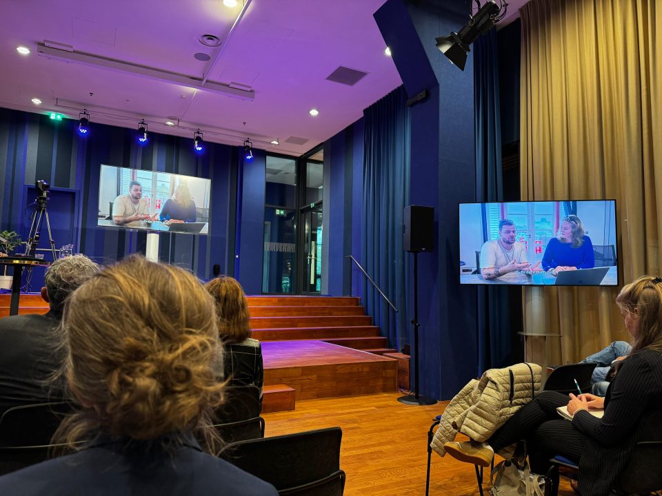 Researcher Presenting First Results Of The Mapping Project At Expertmeeting Koninkrijksrelaties Of Algemene Rekenkamer Nederland