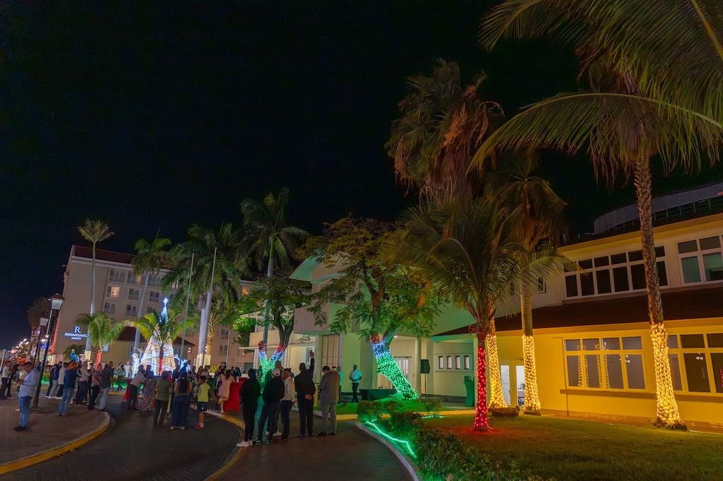 Regering Van Aruba Opent Het Eindejaarsseizoen Met Het Ontsteken Van De Lichtjes Bij Het Bestuurskantoor 161 Whatsapp Image 2025 11 10 At 10.35.16 Pm 1