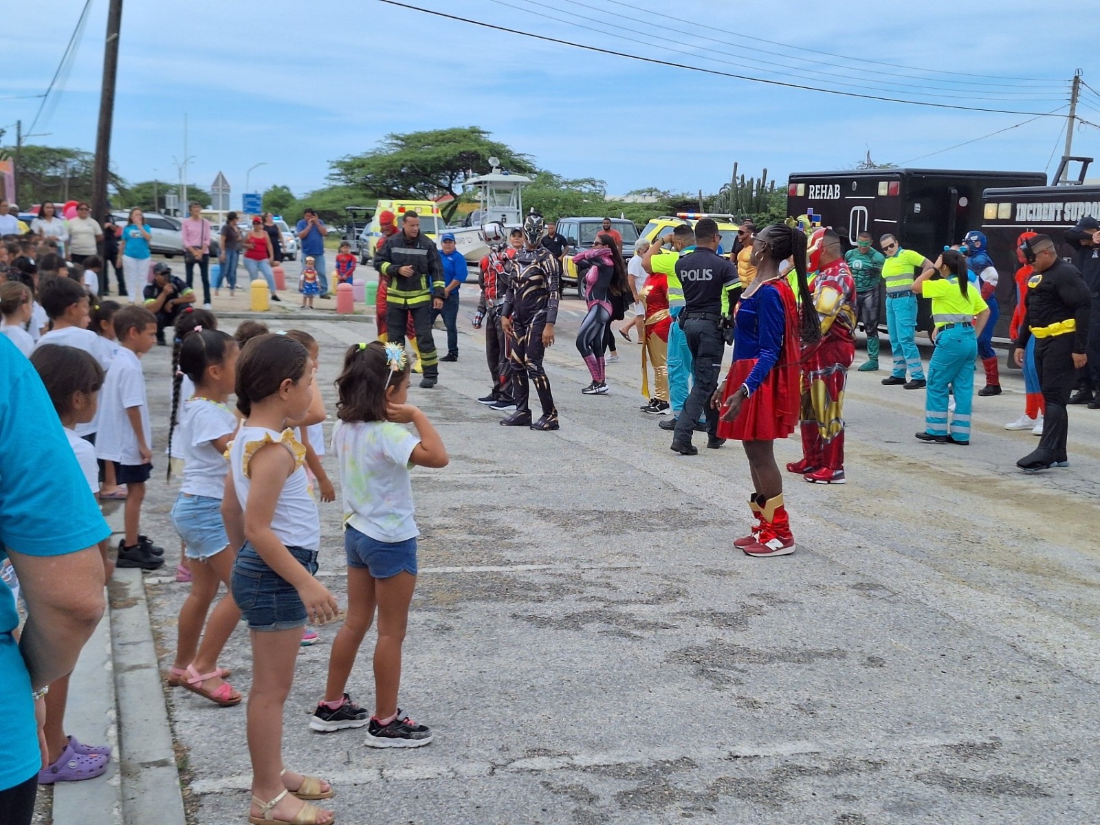 Servicio Di Ambulance Lo Tin Su Parada “Everyday Superheroes Parade “ Awe Mainta Un Biaha Mas 161 Whatsapp Image 2025 11 20 At 1.26.47 Am