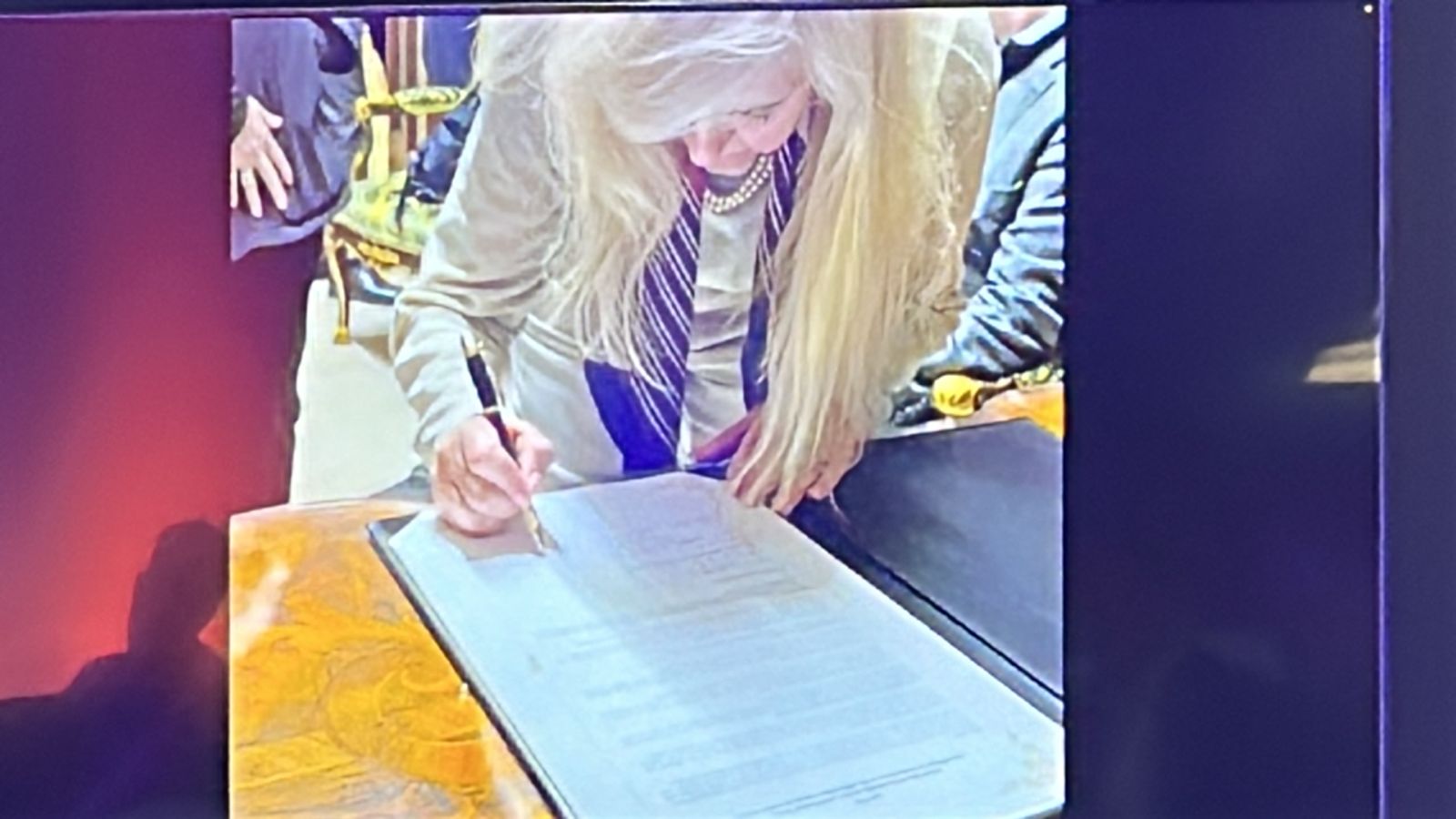 Auteur Claudia Daher Ponson Introduceert Haar Boek Voor Aruba En De Wereld Met Een Boodschap Van Eenheid En Vrede 173 Whatsapp Image 2025 12 02 At 5.21.35 Pm