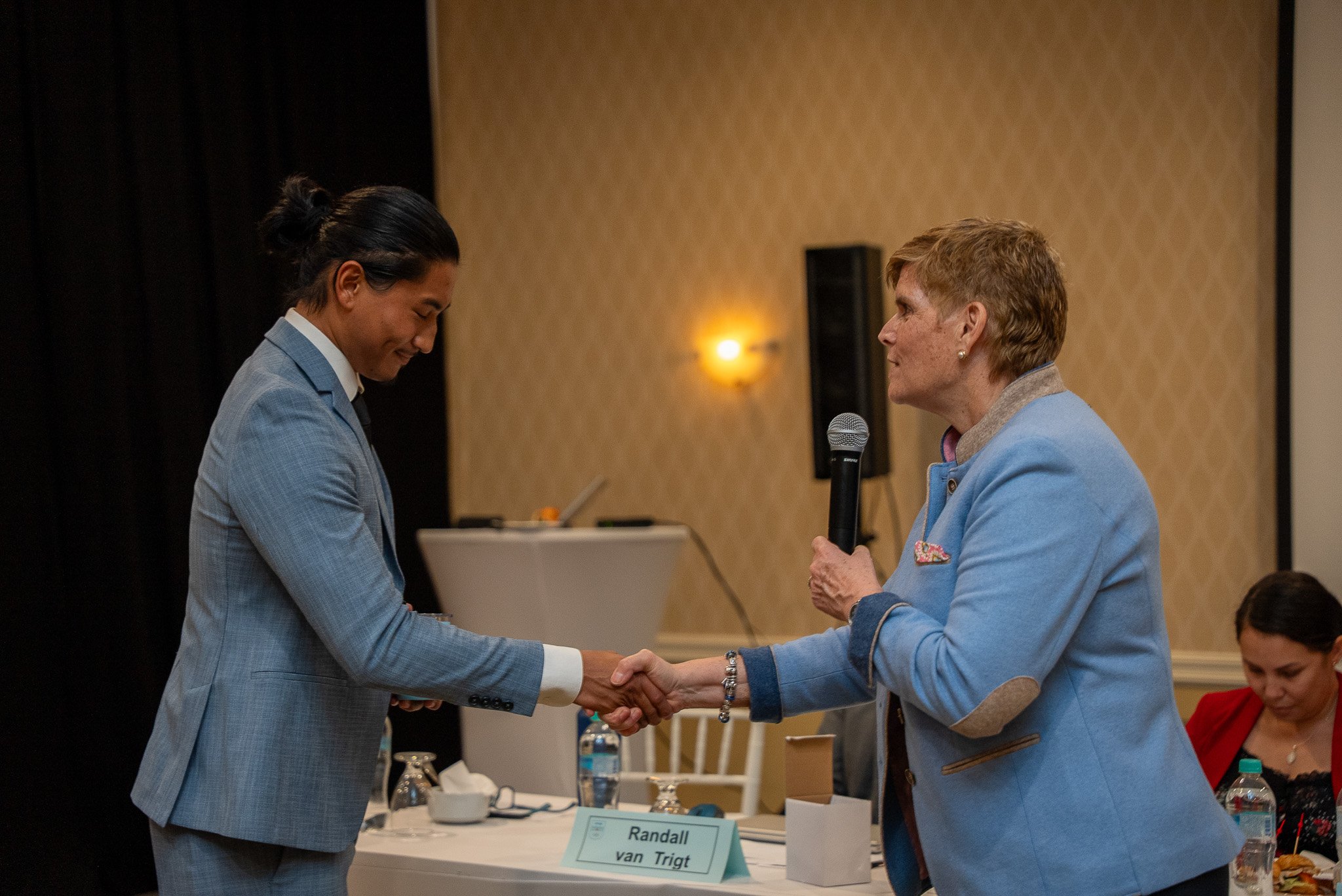 Arubaans Olympisch Comité Bedankt Stagiair Joey Francisco Voor Zijn Werk En Toewijding 162 Dsc07872