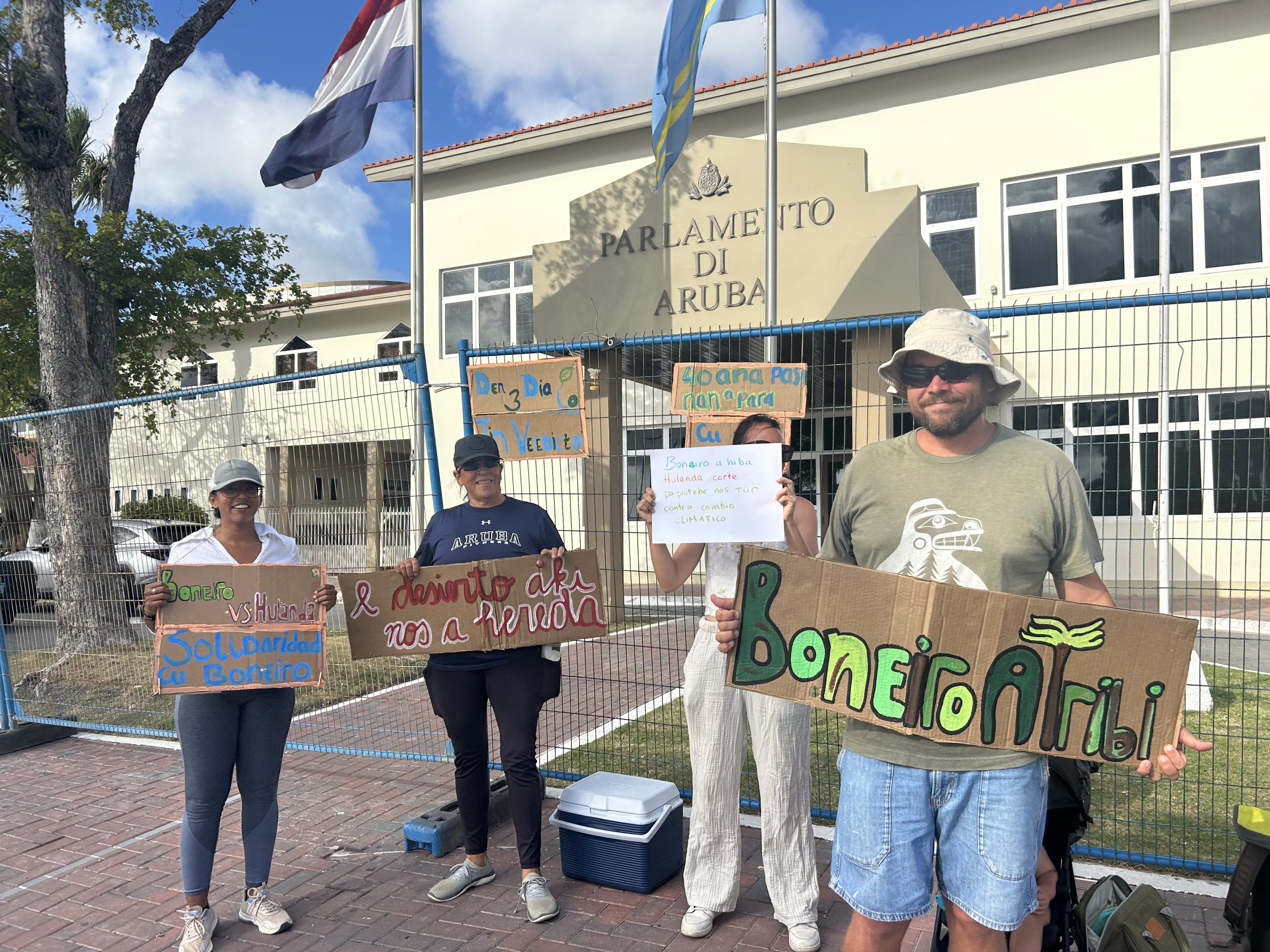 Grupo Di Manifestantenan Ta Expresa Sosten Pa Boneiro Den Lucha Pa Conservacion Di Naturalesa 218 Oreana Wouters 2 Scaled