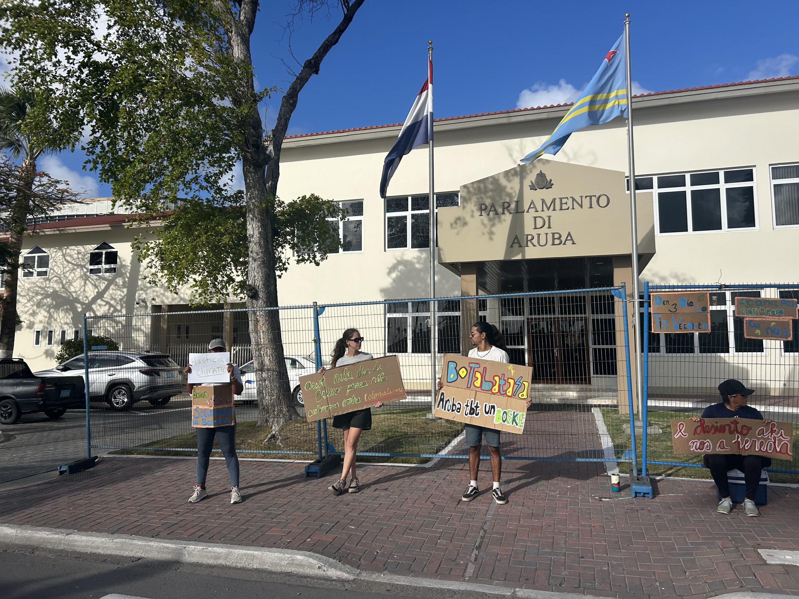 Grupo Di Manifestantenan Ta Expresa Sosten Pa Boneiro Den Lucha Pa Conservacion Di Naturalesa 210 Oreana Wouters 9 Scaled