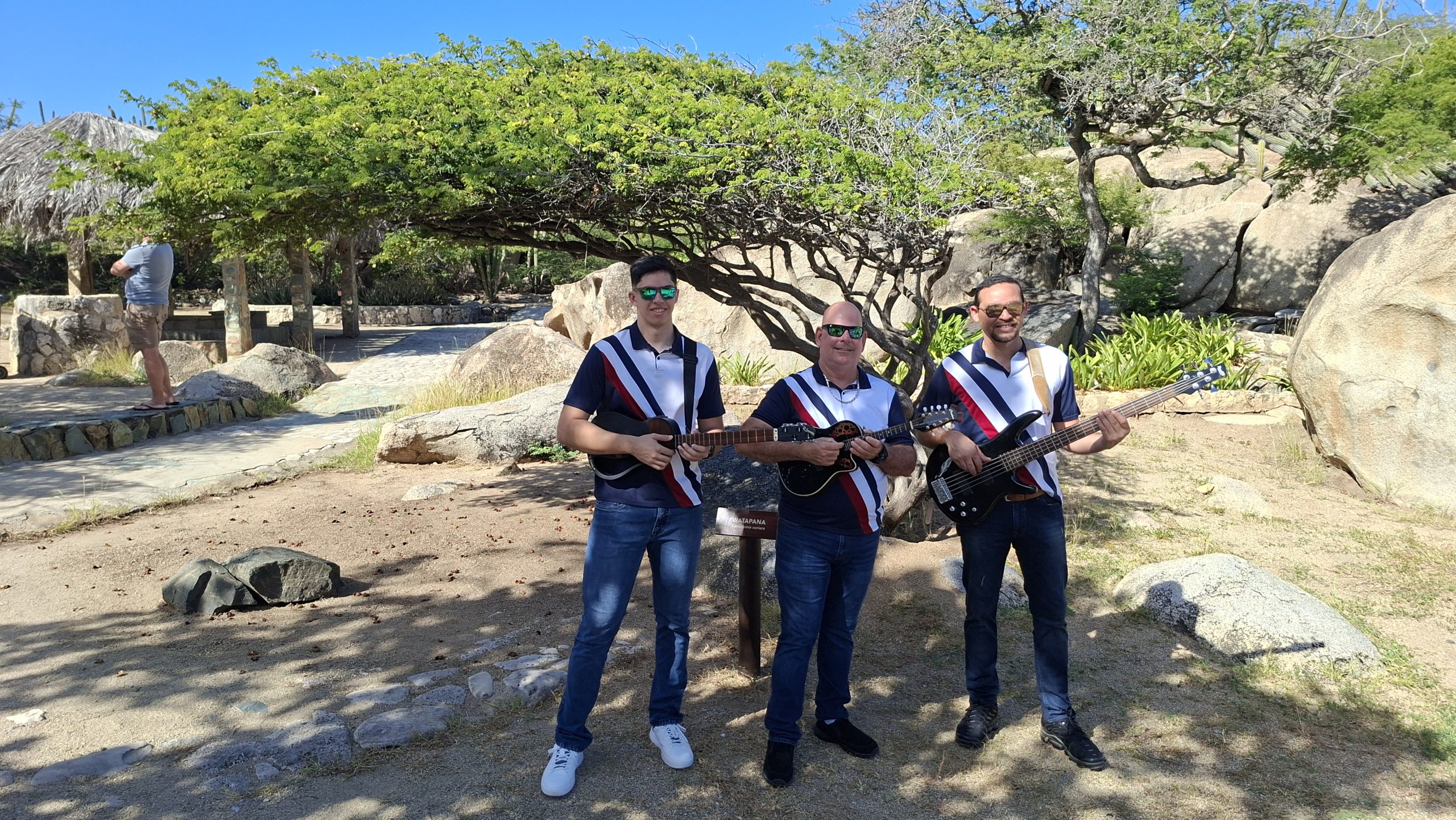 Een Muzikaal Trio Dat Aruba Traditionele Snaren In Levend Houdt 164 Cuerde 2 Scaled