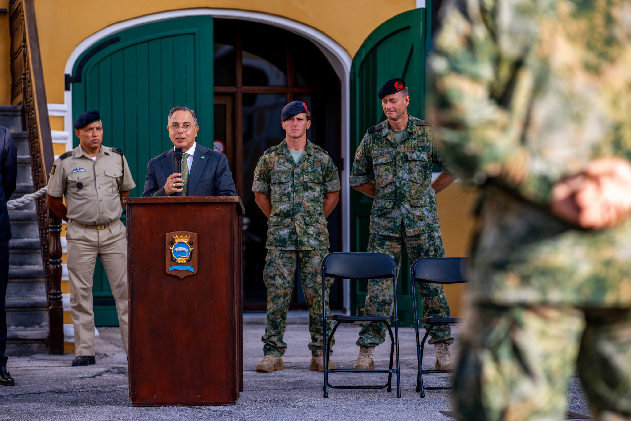 13 Partisipante Na Promé Formashon Militar Ta Risibí Nan Barèt Militar 169 Gouverneur Aan Het Woord