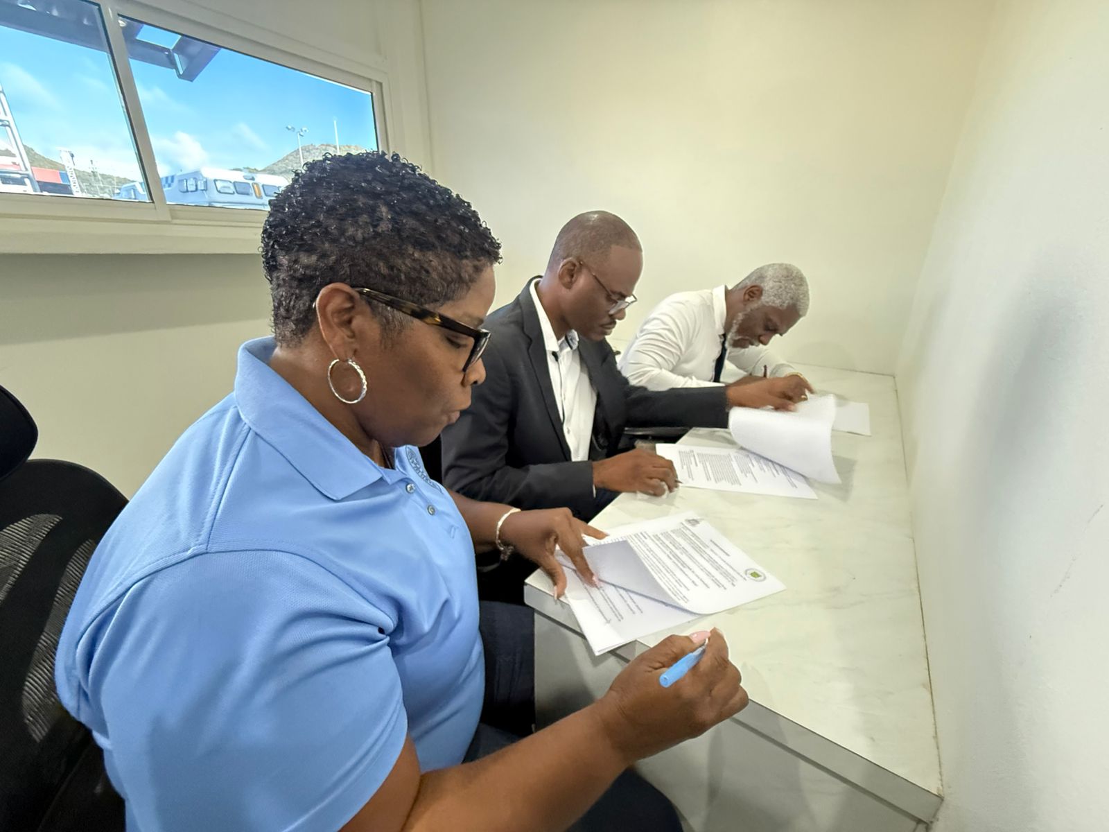 Union And Government Signing Picture