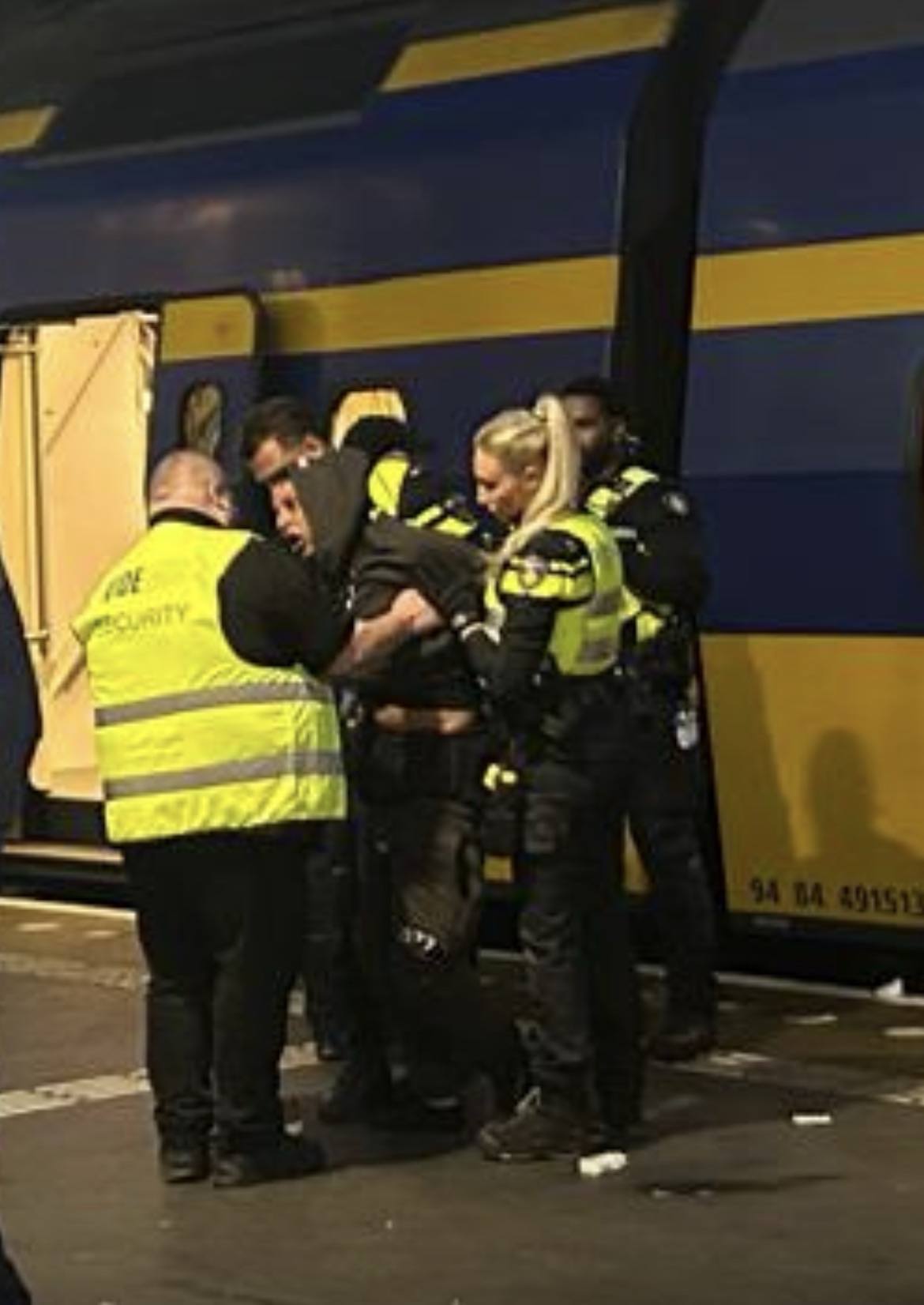 Polis Ta Detene Hoben Bou Influencia Na Amsterdam Central 160 Img 0093