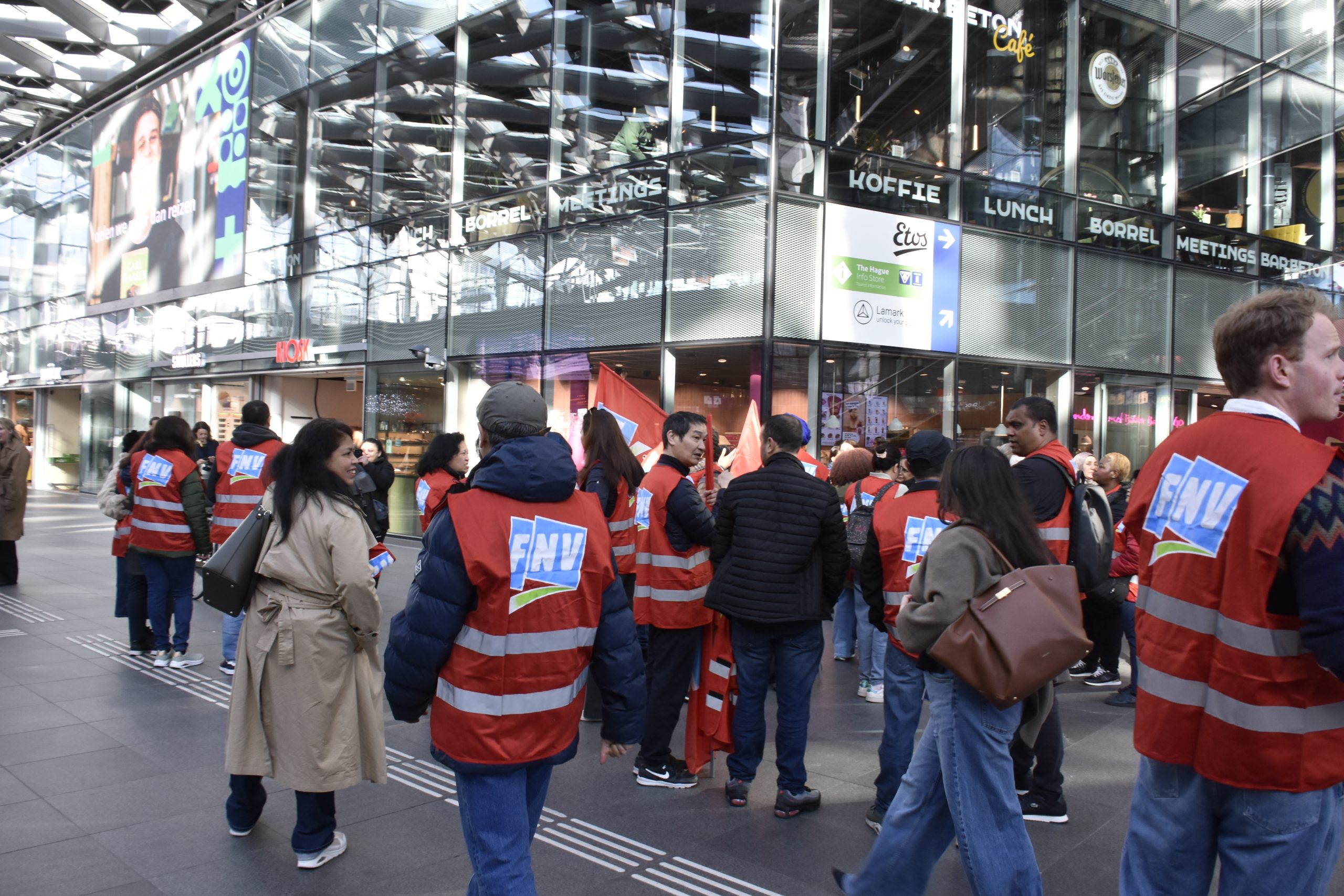Dutch Civil Servants Take Action: Demanding 6% Wage Increase Against Cabinet’s ‘Zero-Growth’ Policy 183 Trahadornan Publico Na Hulanda Den Accion Exigi Aumento Salarial Di 6 Contra Nullijn Di Gabinete 2 Scaled