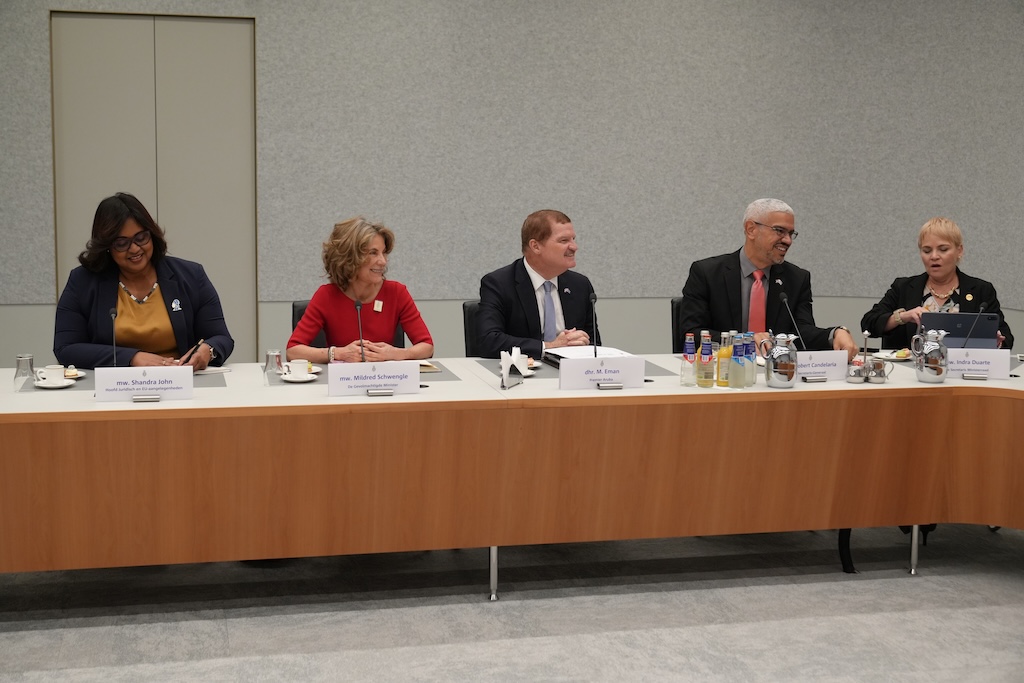 Premier Mike Eman Benadrukt Samenwerking, Innovatie En Economische Kansen Tijdens Ontmoeting Met De Tweede Kamer 162 Dsc00326