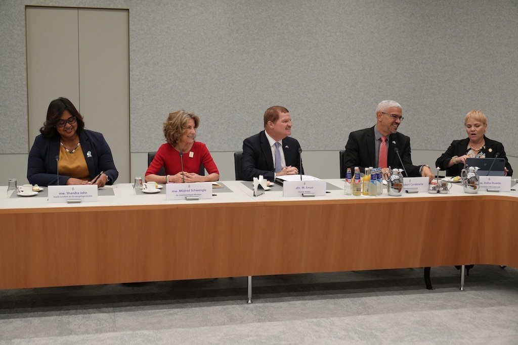 Premier Mike Eman Benadrukt Samenwerking, Innovatie En Economische Kansen Tijdens Ontmoeting Met De Tweede Kamer 162 Dsc00326