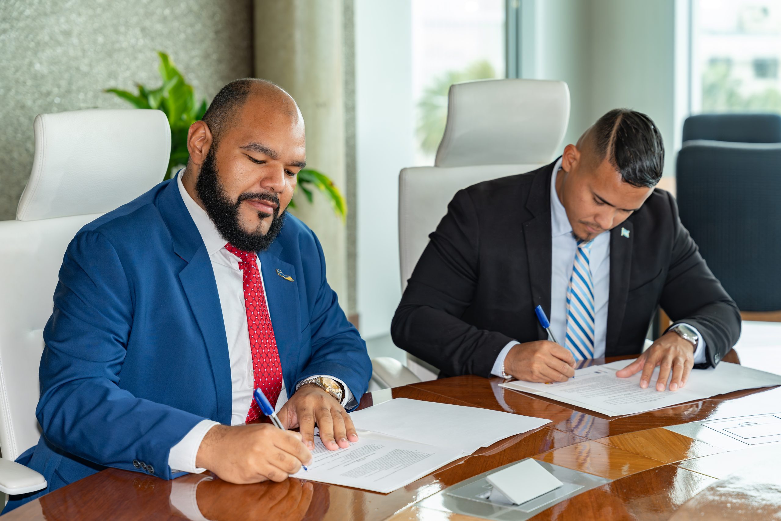 Minister Wendrick Cicilia Y Minister Roderick Middelhof A Firma Acuerdo Strategico Di Cooperacion Turistico Entre Aruba Y Corsou 160 Dsc07040 Scaled
