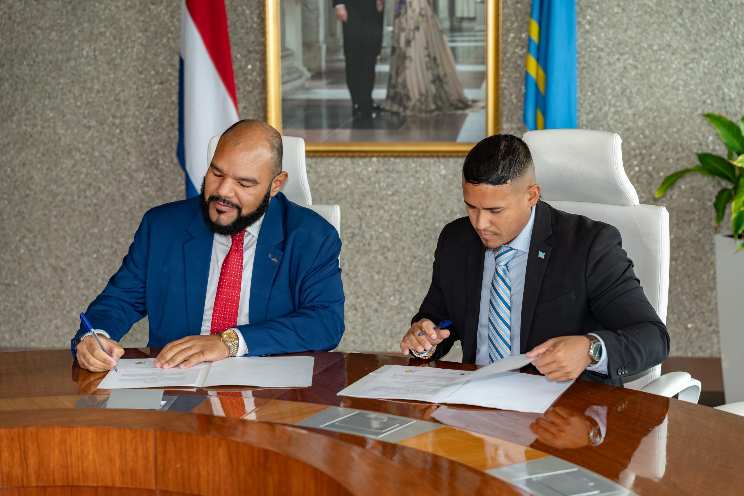 Minister Wendrick Cicilia Y Minister Roderick Middelhof A Firma Acuerdo Strategico Di Cooperacion Turistico Entre Aruba Y Corsou 162 Dsc07041 Scaled