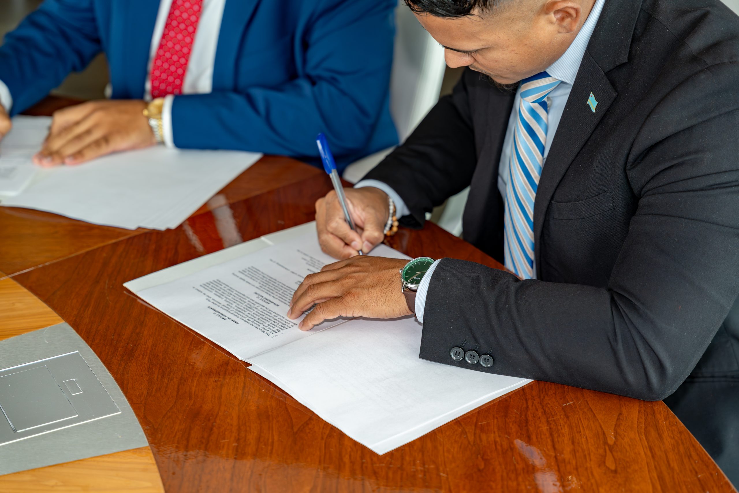 Minister Wendrick Cicilia Y Minister Roderick Middelhof A Firma Acuerdo Strategico Di Cooperacion Turistico Entre Aruba Y Corsou 163 Dsc07042 Scaled
