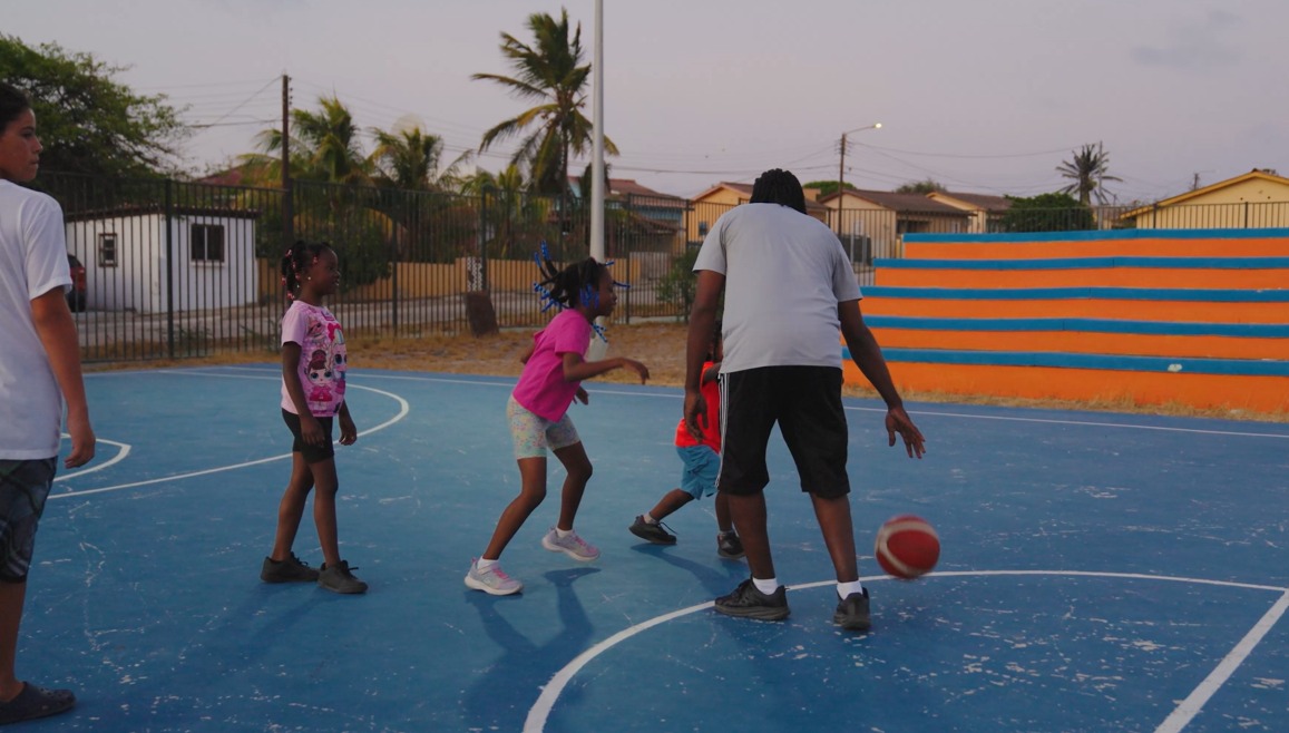 Parlamentario Otami Thomasia: Nos Hobennan Ta Hayando Luganan Bon Ekipa Pa Desaroya Den Deporte 165 Esso Ville Basketball 15