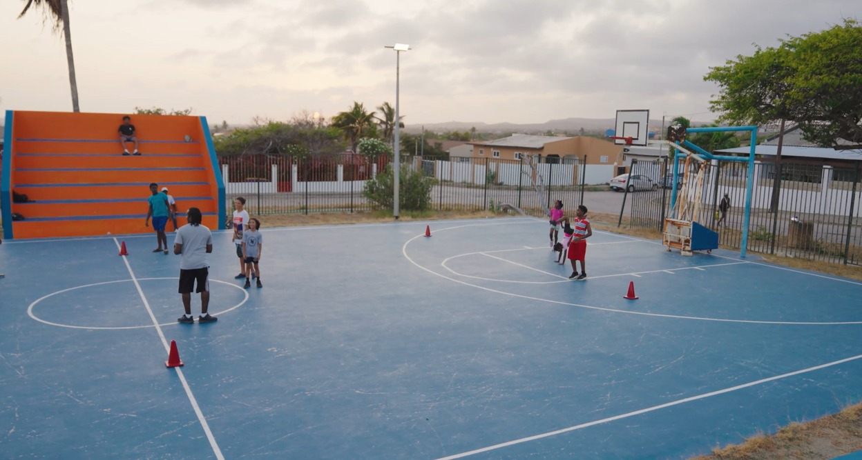 Parlamentario Otami Thomasia: Nos Hobennan Ta Hayando Luganan Bon Ekipa Pa Desaroya Den Deporte 161 Esso Ville Basketball 3