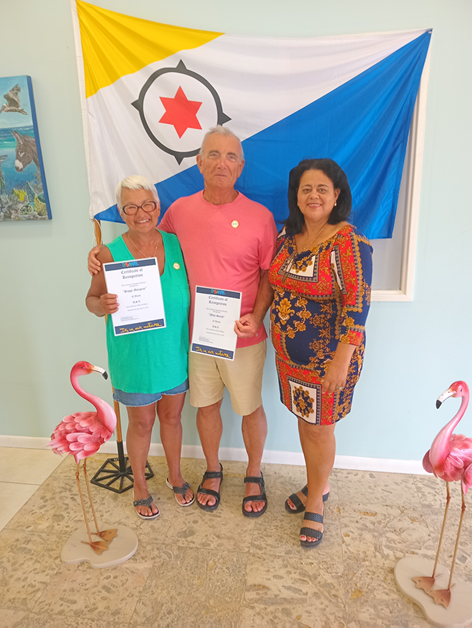 Vier Bezoekers Gehuldigd Met Een Gouden Speld Als Ambassadeurs Van Bonaire 160 Peggy Mongrue Mike Smith 20 Years 05042026