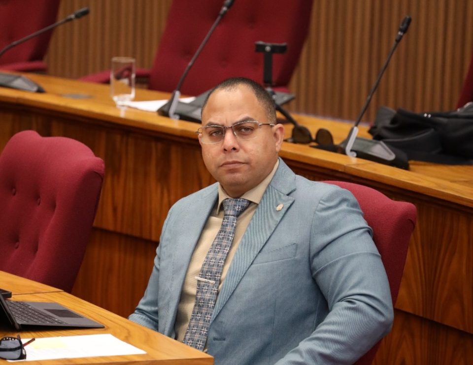 Aruba Mester Di Menos Politico Riba Facebook Y Mas Liderazgo Di Pais