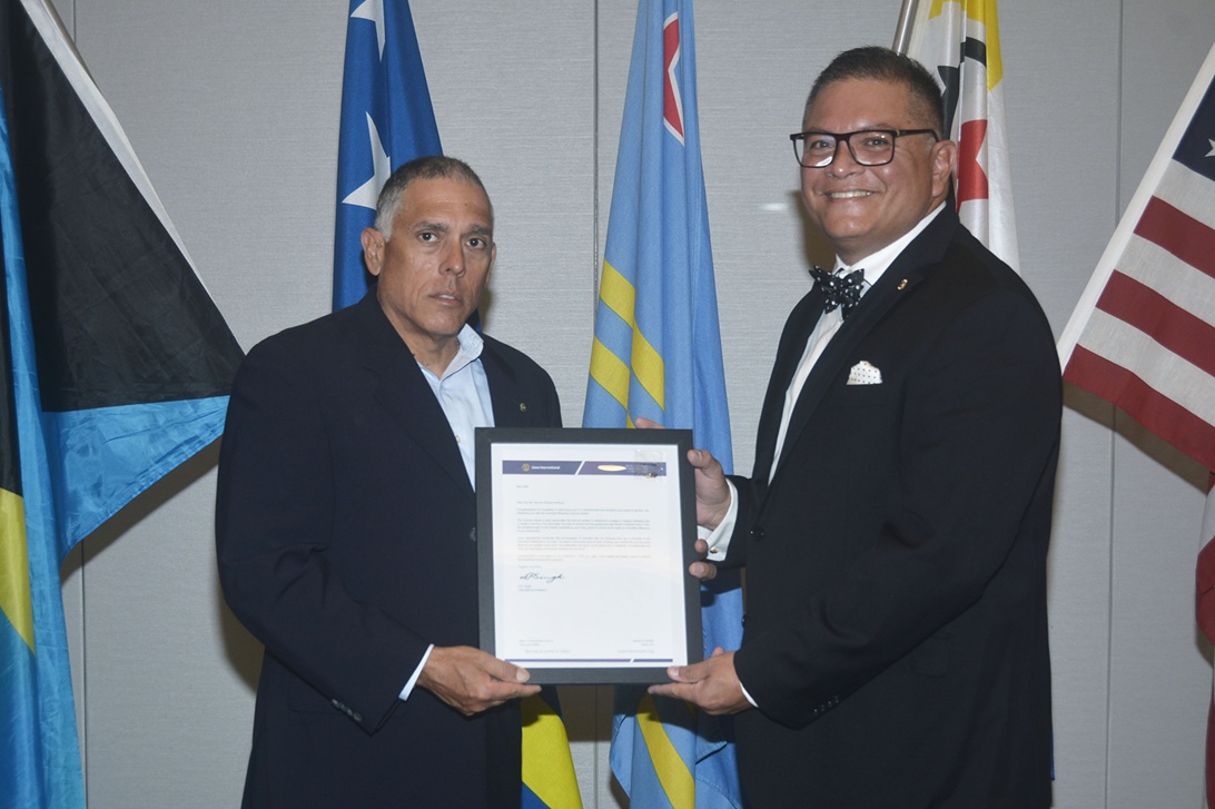 Aruba Lions Club-Leden Ontvangen Chevron Award Voor Jarenlange Inzet 162 Miembronan Di Aruba Lions Cu Premio Di Chevron Pa Nan Ananan Di Servicio 4