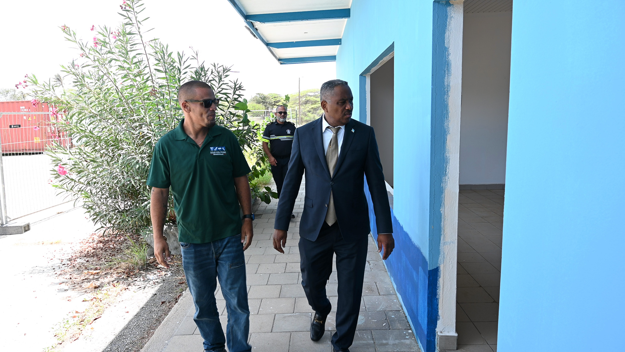 Minister Dowers A Inspecciona Trabaonan Di Renobacion Na Scol Di Polis “Edgar Joaquin ‘Watty’ Vos” 162 Minister Dowers A Inspecciona Trabaonan Di Renobacion Na Scol Di Polis Edgar Joaquin ‘Watty Vos 4 1