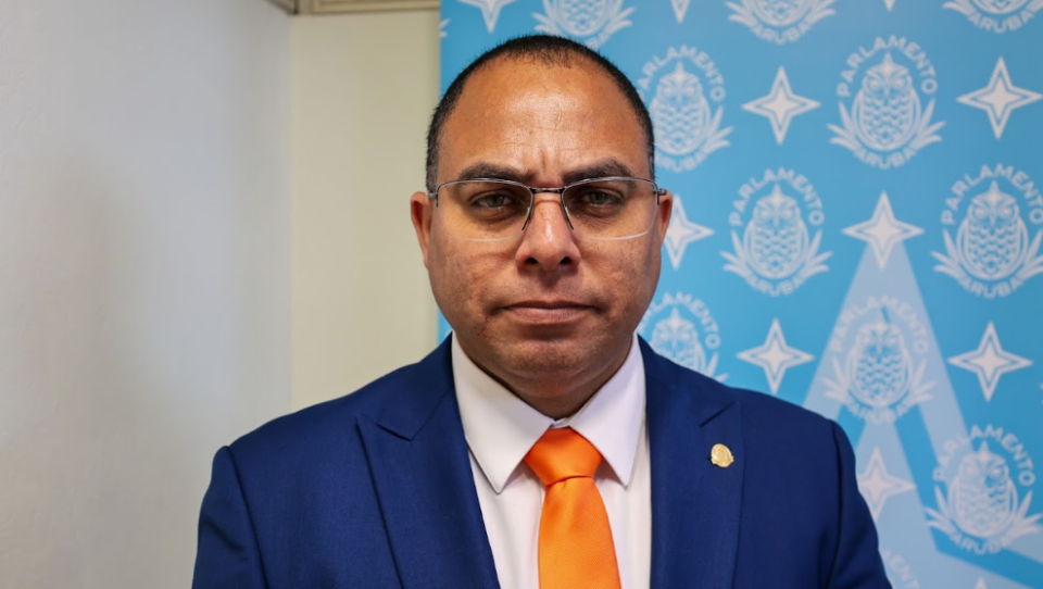 Parlamentario Eduard Pieters Ora Gobierno No Por Splica Unda 16 Miyon Florin Ta Bay Confiansa Den Gobernacion Ta Cuminsa Kibra