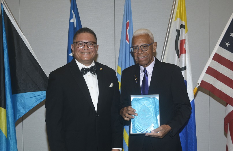 Premio Lion Of The Year Di Aruba Lions Club Pa Sr. Gerardo Figaroa
