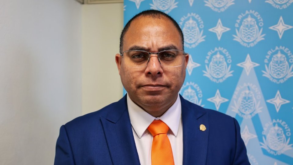 Parlamentario Eduard Pieters Ora Gobierno No Por Splica Unda 16 Miyon Florin Ta Bay Confiansa Den Gobernacion Ta Cuminsa Kibra