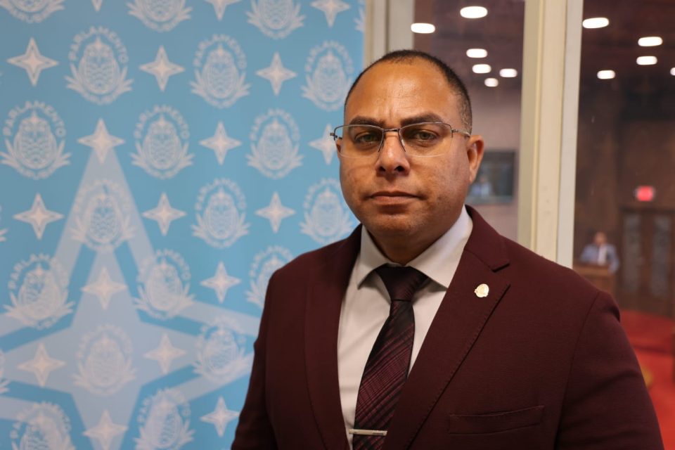 Parlamentario Eduard Pieters Ppa Aruba No Ta Falta Di Hende Cu Kier Yuda Sino Di Direccion. Nos No Por Laga E Profesionalnan Y E Boluntarionan Sigui Carga E Lucha Nan So