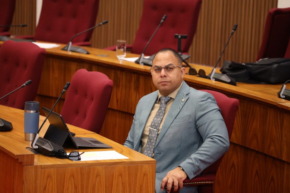 Parlamentario Eduard Pieters Ppa Pakico Gobierno Ta Financia Selectivamente Mientras E Profesionalnan Cu Ya Ta Haciendo E Trabou Ta Sigui Sin Apoyo Necesario
