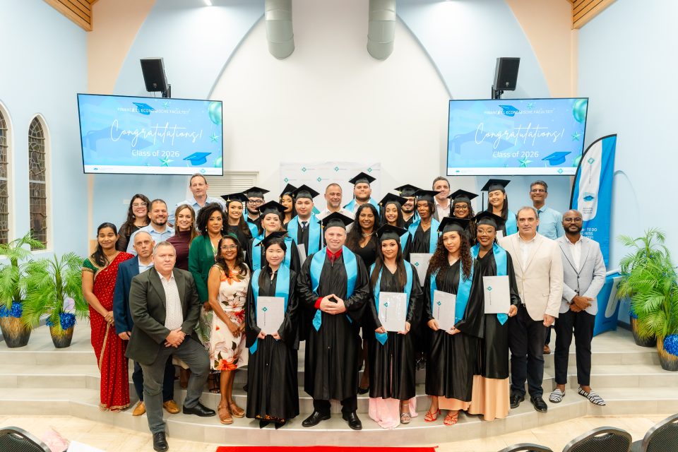 ¡La Facultad De Finanzas Contabilidad Y Marketing Celebra A 15 Graduados 4