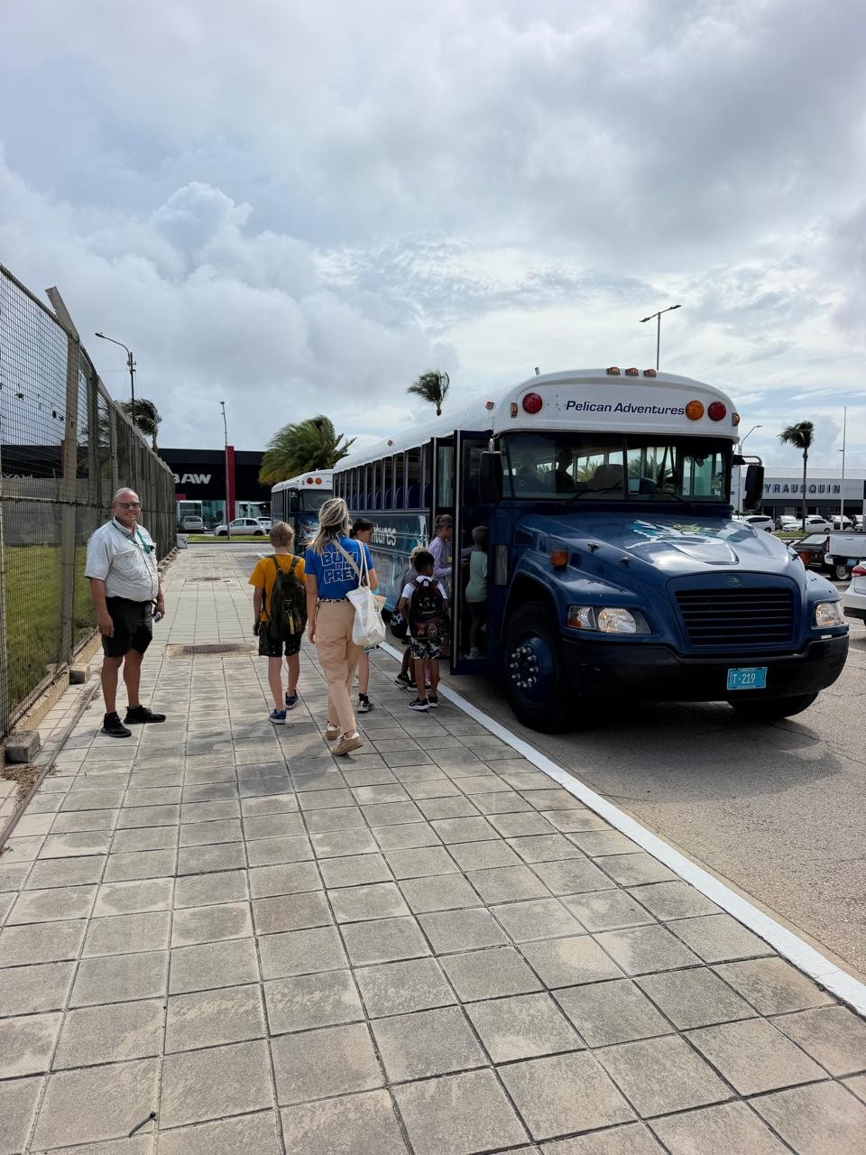 Aruba Tourism Authority En Aruba Ports Authority N.v. Organiseren Opnieuw Een Succesvolle &Quot;Buki Di Pret&Quot;-Activiteit En Ontmoeten Belangrijke Leidinggevenden Van Carnival Cruise Line 160 Buki Di Pret 2026 2