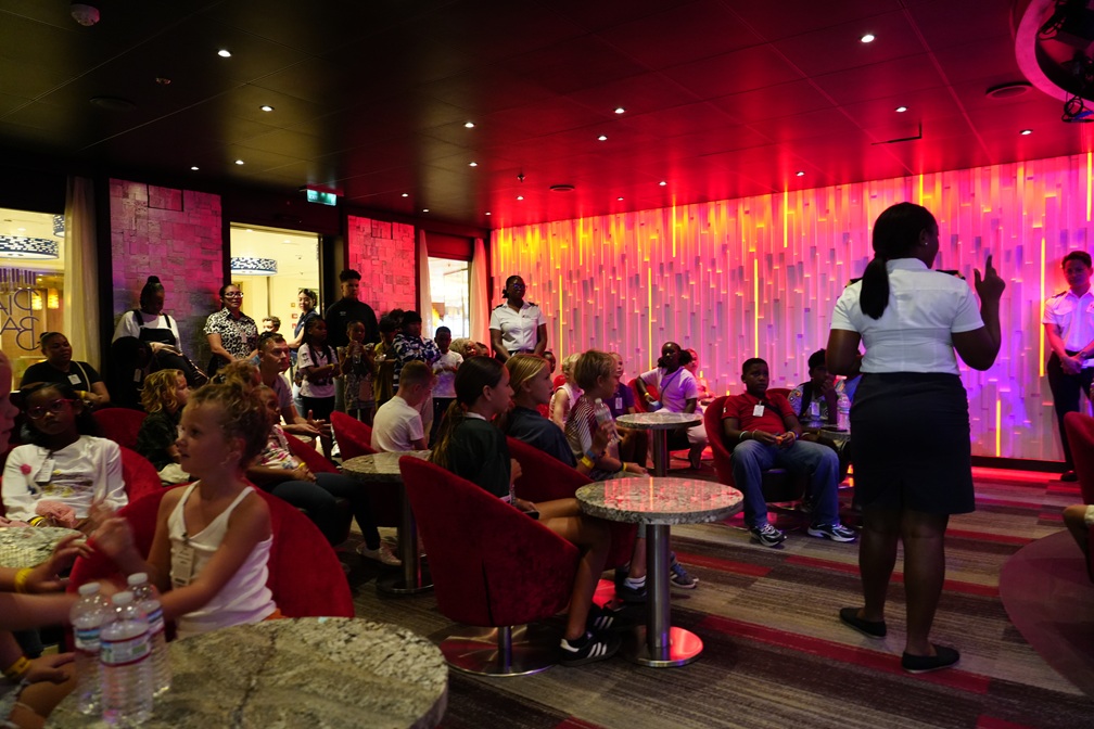 Muchanan Di Boneiru Ta Eksperensiá Aventura Riba Un Barku Krusero Pa Medio Di Kolaborashon Entre Tcb, Carnival Horizon I Buki Di Prèt 162 Los Ninos De Bonaire Viven Una Aventura En Un Crucero Gracias A La Colaboracion Entre Tcb Carnival Horizon Y Buki Di Pret 4