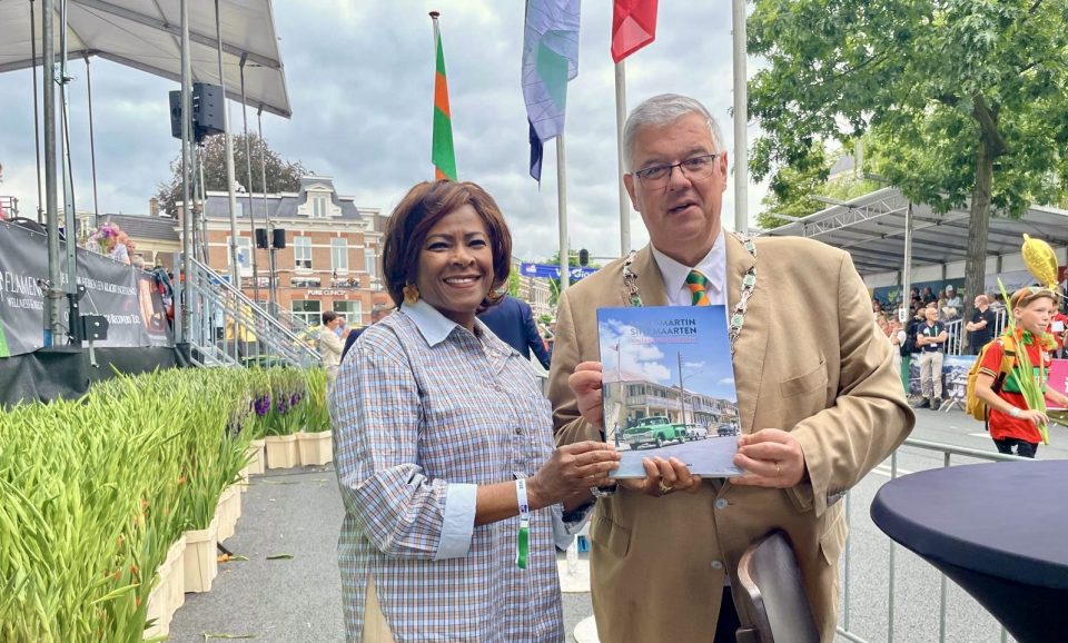 Minplen Ga Nijmegen Mayor Receives Gift From Minister Arrindell