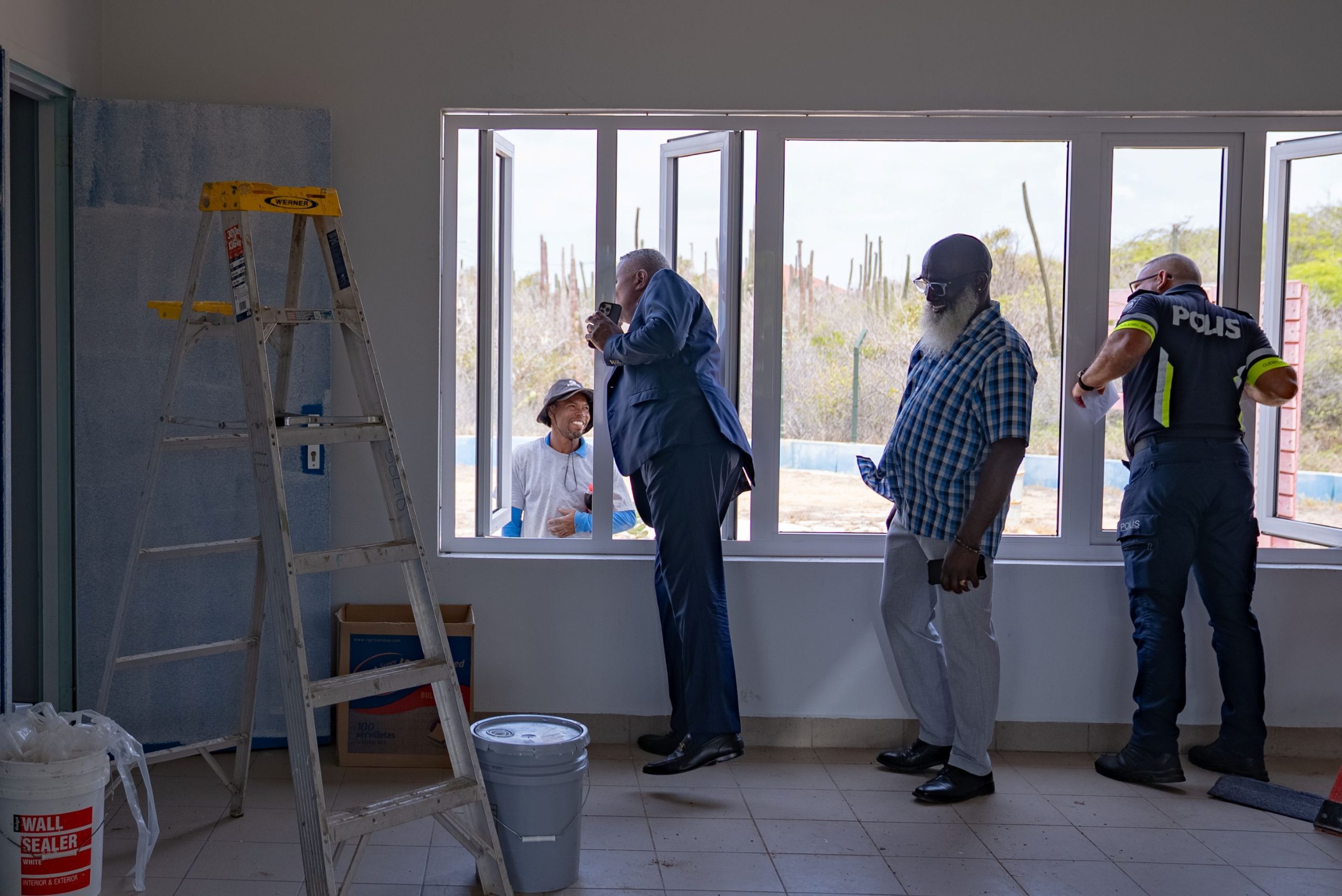 Minister Dowers Volgt Vernieuwingen Nauwlettend Met Verrassingsbezoeken Aan Kia, Politiesschool En Dimas San Nicolas 167 Minister Dowers Ta Sigui E Renobacionnan Di Cerca Cu Bishita Espontaneo Na Kia 1 Scaled