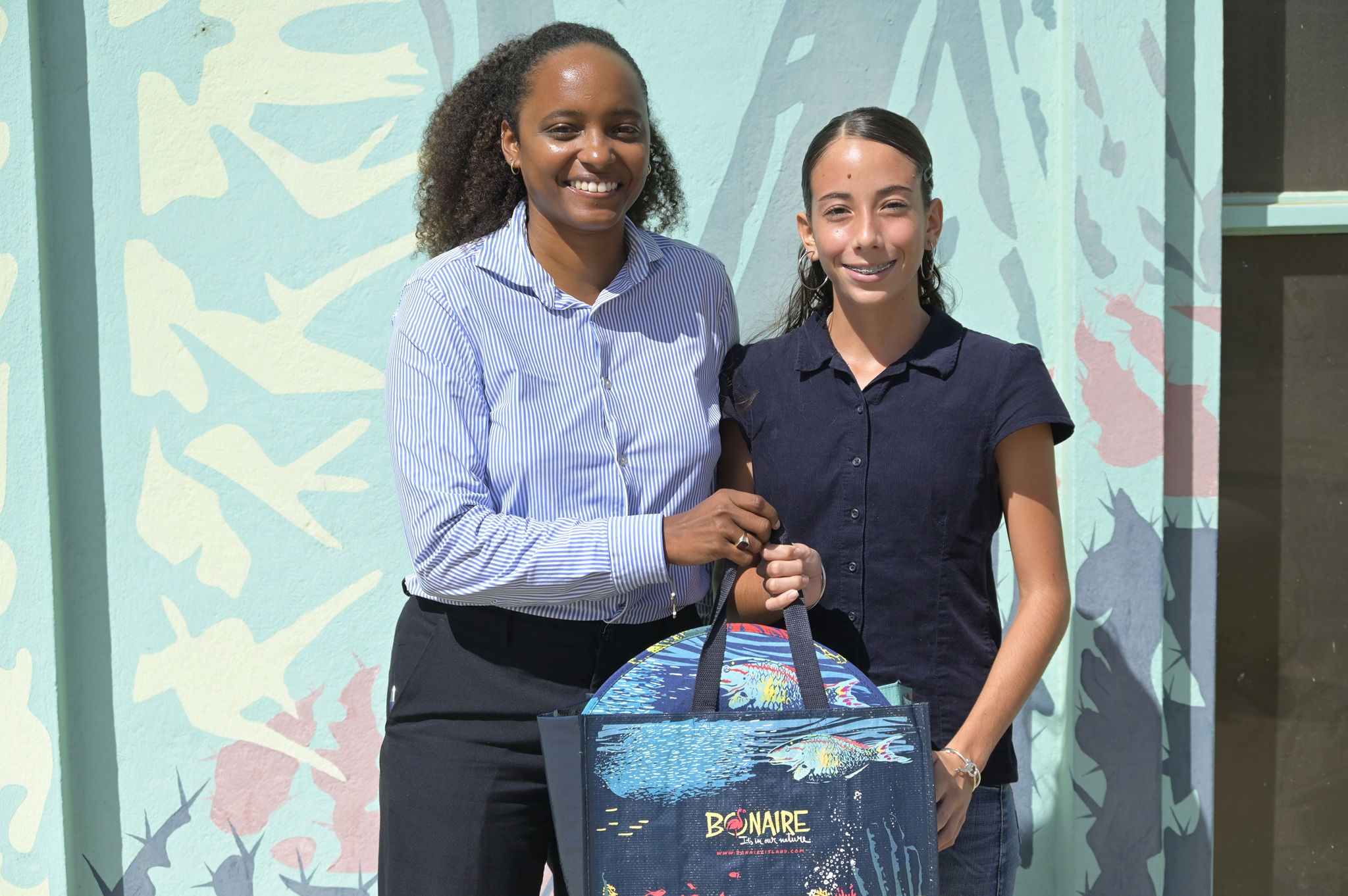 Tourism Corporation Bonaire Firma Mou Con La Joven Buceadora Boneriana Isabel Arango 160 Tcb3910