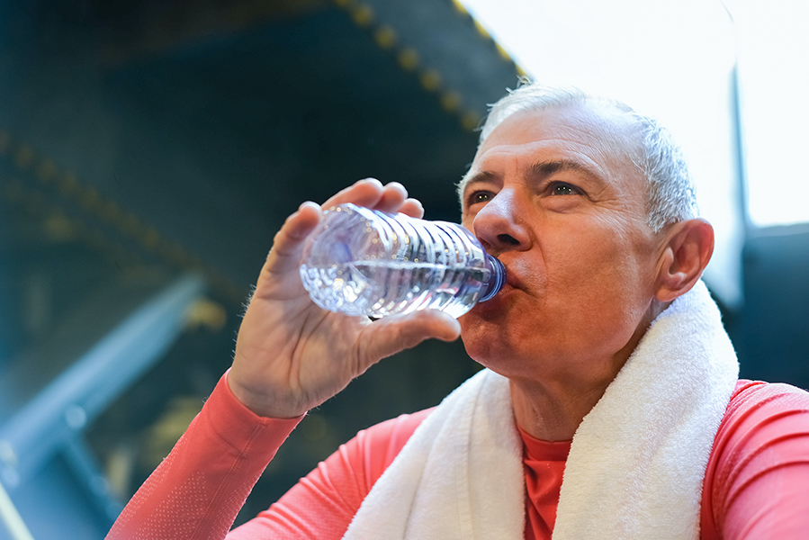 Mayor Bebiendo Agua
