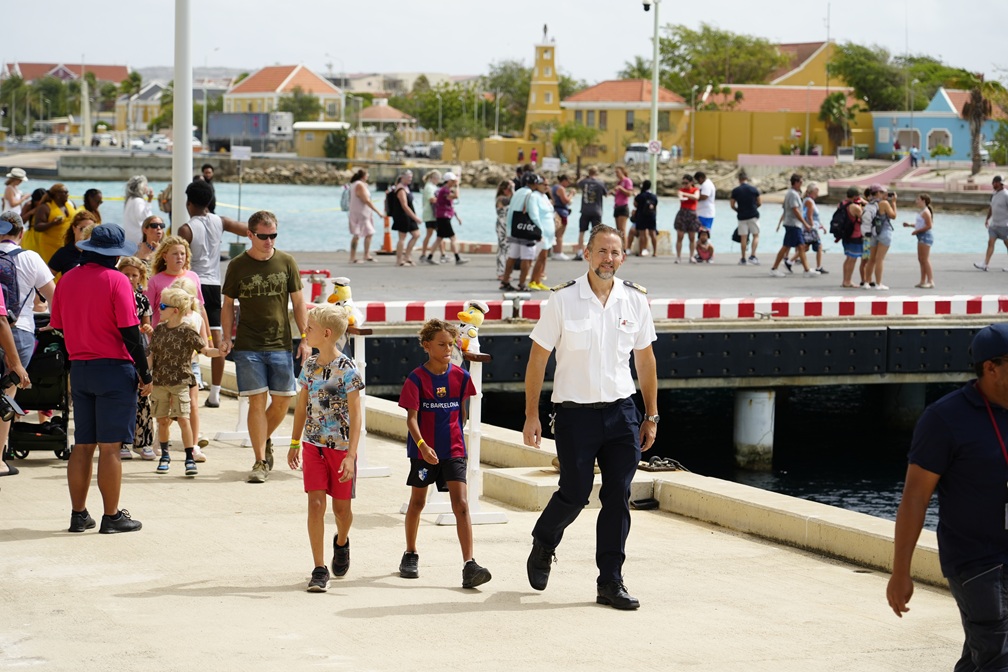 Bonairiaanse Kinderen Beleven Avontuur Op Cruiseschip Dankzij Samenwerking Tussen Tcb, Carnival Horizon En Buki Di Prèt 163 Los Ninos De Bonaire Viven Una Aventura En Un Crucero Gracias A La Colaboracion Entre Tcb Carnival Horizon Y Buki Di Pret 5