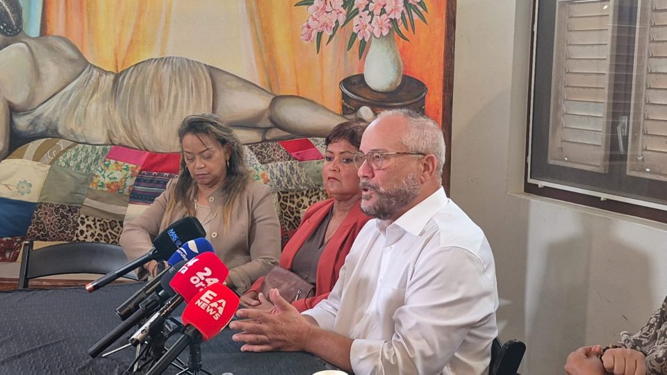 Mike De Meza Ta Gradici Abogadonan Y Ta Denuncia Mal Uzo Di Poder