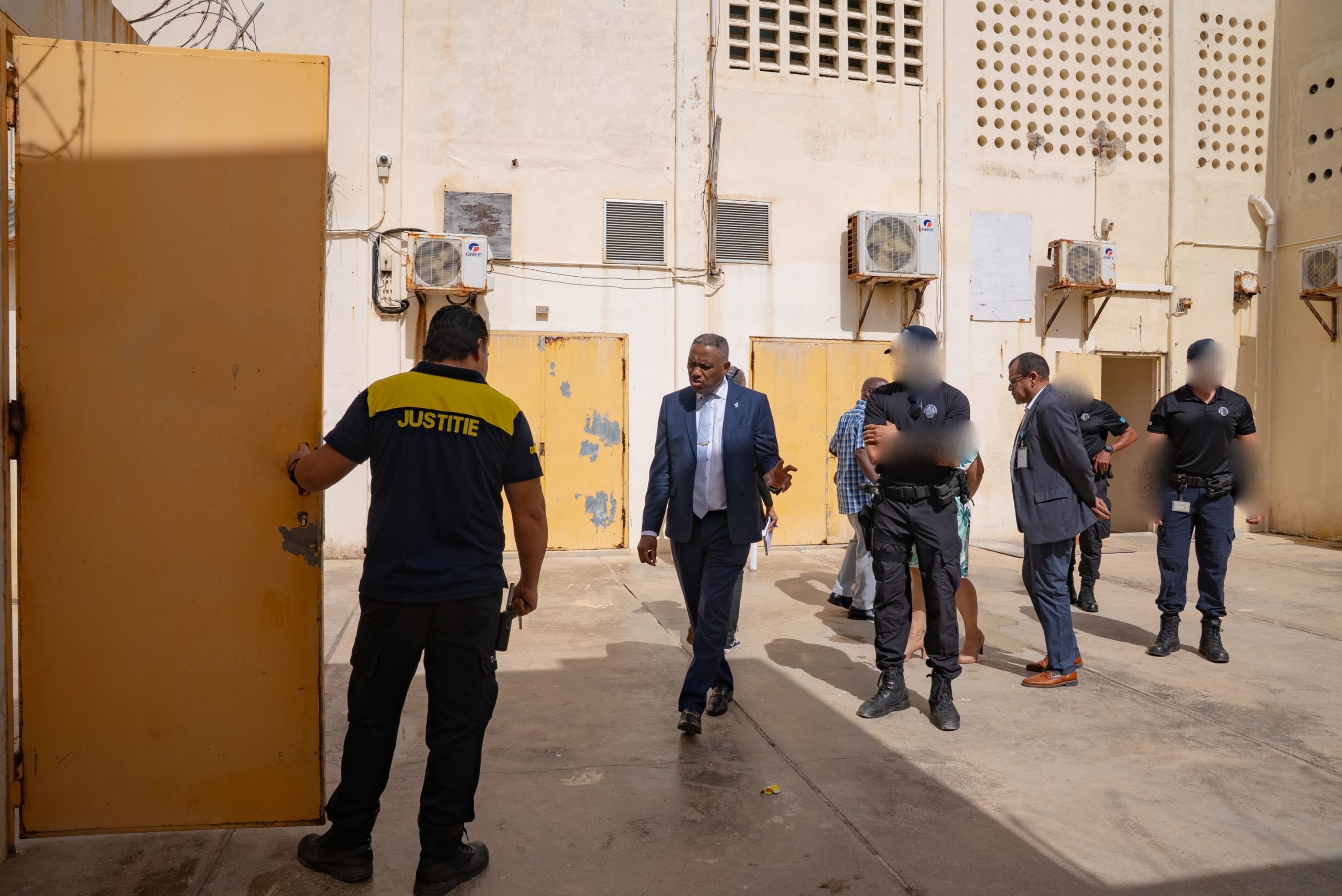 Minister Dowers Closely Follows Renovations With Surprise Visits To Kia, Police School, And Dimas San Nicolas 168 Minister Dowers Ta Sigui E Renobacionnan Di Cerca Cu Bishita Espontaneo Na Kia 13 Scaled