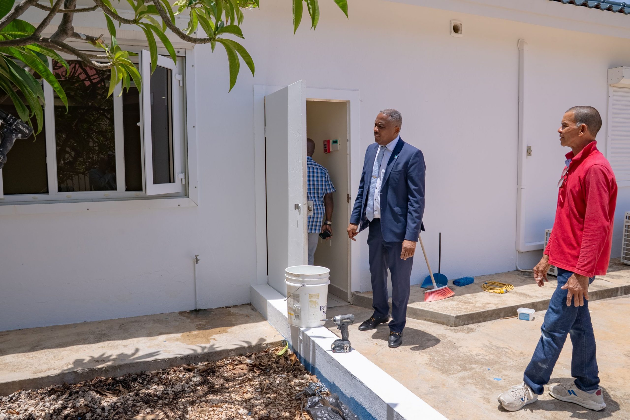 Minister Dowers Closely Follows Renovations With Surprise Visits To Kia, Police School, And Dimas San Nicolas 160 Minister Dowers Ta Sigui E Renobacionnan Di Cerca Cu Bishita Espontaneo Na Kia 6 Scaled