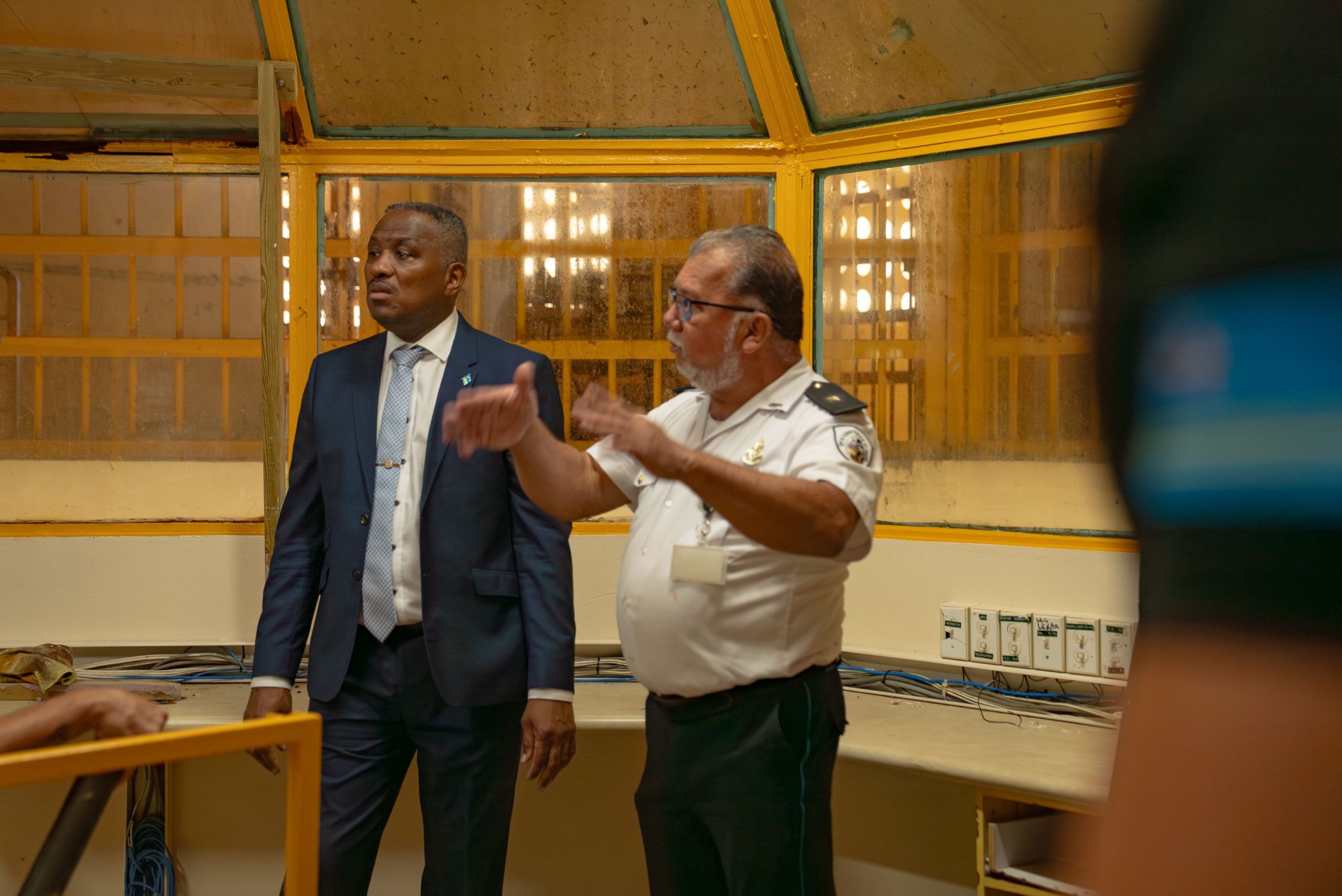 Minister Dowers Closely Follows Renovations With Surprise Visits To Kia, Police School, And Dimas San Nicolas 172 Minister Dowers Ta Sigui E Renobacionnan Di Cerca Cu Bishita Espontaneo Na Kia 7 Scaled