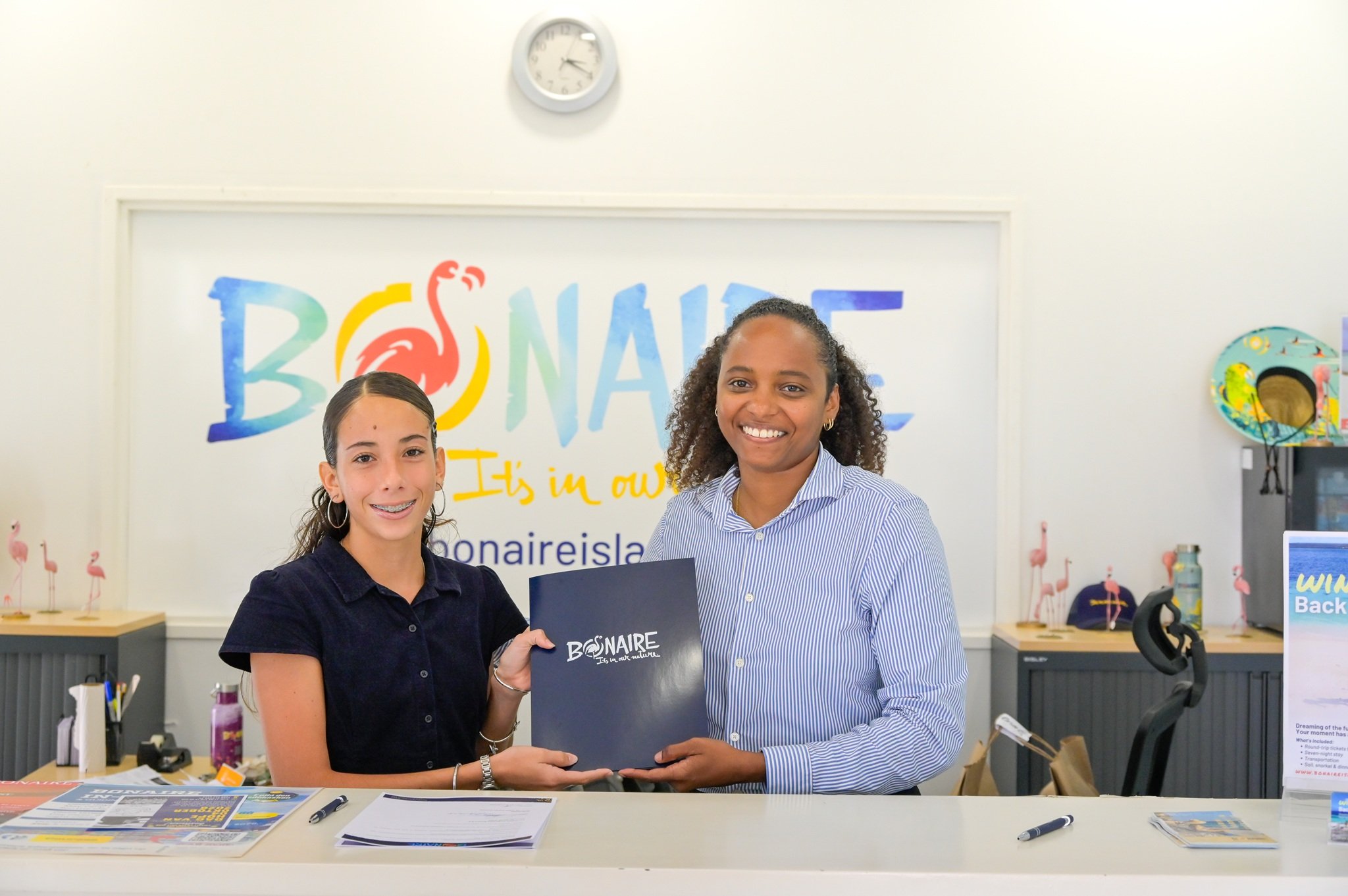 Tourism Corporation Bonaire Firma Mou Con La Joven Buceadora Boneriana Isabel Arango 162 Tcb3898 1